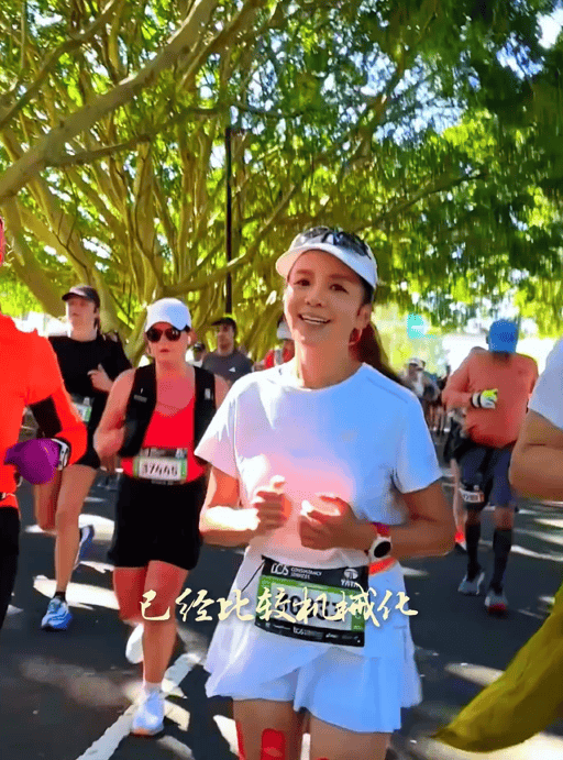 知名主持人朱迅跑完悉尼马拉松全马<strong></p>
<p>tp钱包下载</strong>，开心大笑：又创造个人最好成绩