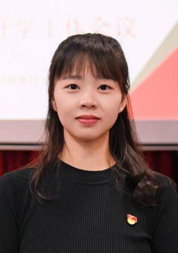 “民兵方队中一眼就认出了她<strong></p>
<p>tp钱包安卓版</strong>，我们的陈老师！”