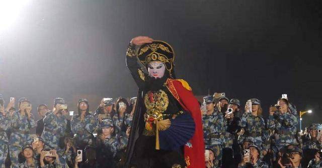 兰州大学军训期间大一女生表演川剧吐火<strong></p>
<p>tp钱包安卓版</strong>，校方：学生来自东北，因个人爱好自学