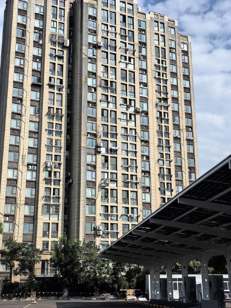 窗外现连片光伏板<strong></p>
<p>tp钱包安卓版</strong>，“眼睛快被晃瞎”上海一些光伏设施引光污染争议