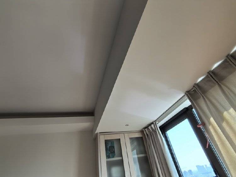 窗外现连片光伏板<strong></p>
<p>tp钱包安卓版</strong>，“眼睛快被晃瞎”上海一些光伏设施引光污染争议