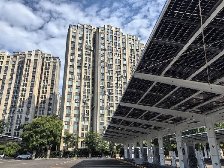 窗外现连片光伏板<strong></p>
<p>tp钱包安卓版</strong>，“眼睛快被晃瞎”上海一些光伏设施引光污染争议