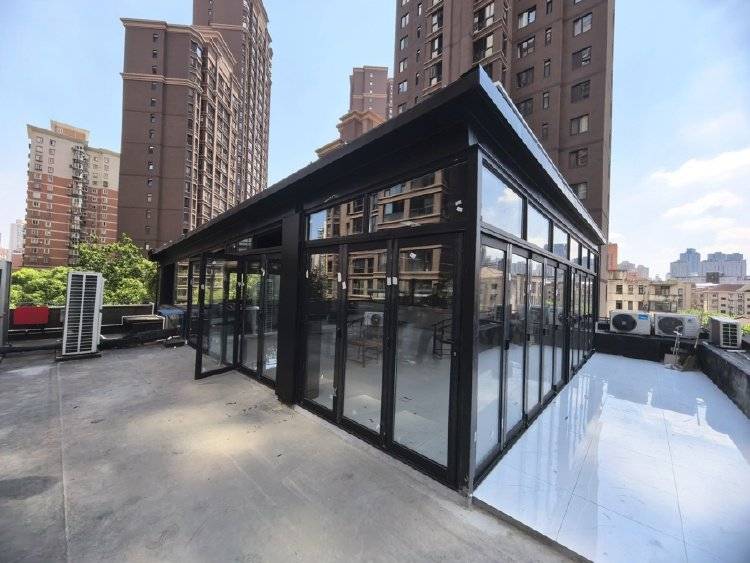 窗外现连片光伏板<strong></p>
<p>tp钱包安卓版</strong>，“眼睛快被晃瞎”上海一些光伏设施引光污染争议