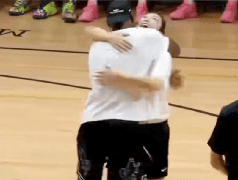 1米82的李梦与詹姆斯拥抱<strong></p>
<p>tp钱包官网</strong>，两人合做经典动作！网友：这波追星太成功