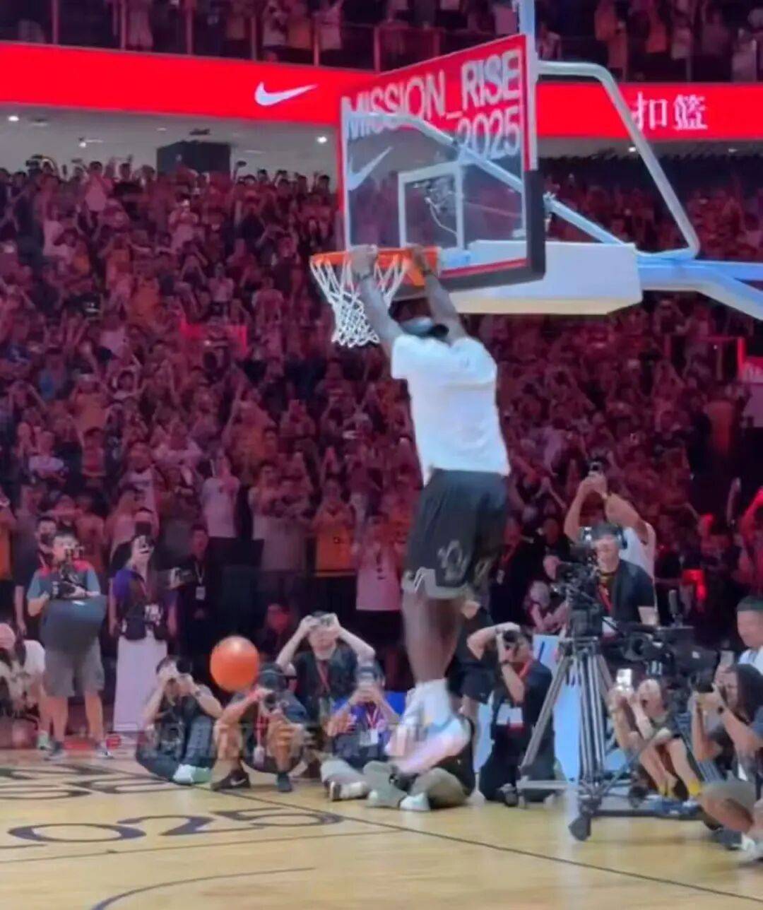 1米82的李梦与詹姆斯拥抱<strong></p>
<p>tp钱包官网</strong>，两人合做经典动作！网友：这波追星太成功