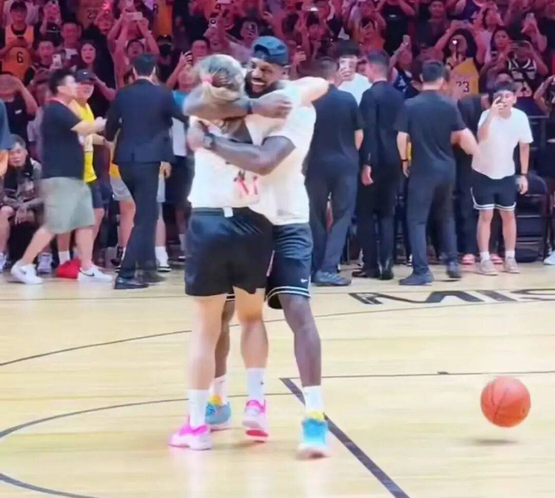 1米82的李梦与詹姆斯拥抱<strong></p>
<p>tp钱包官网</strong>，两人合做经典动作！网友：这波追星太成功