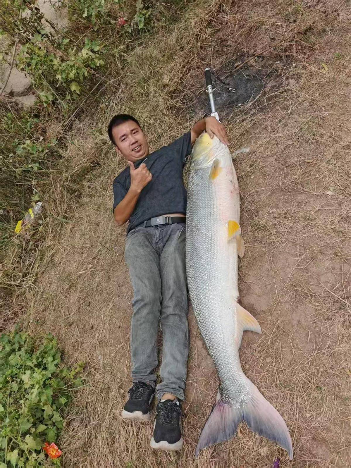 重庆一男子钓上79斤鳡鱼后<strong></p>
<p>tp钱包</strong>，背着鱼在闹市当“显眼包”穿行20分钟，本人：有1.64米长