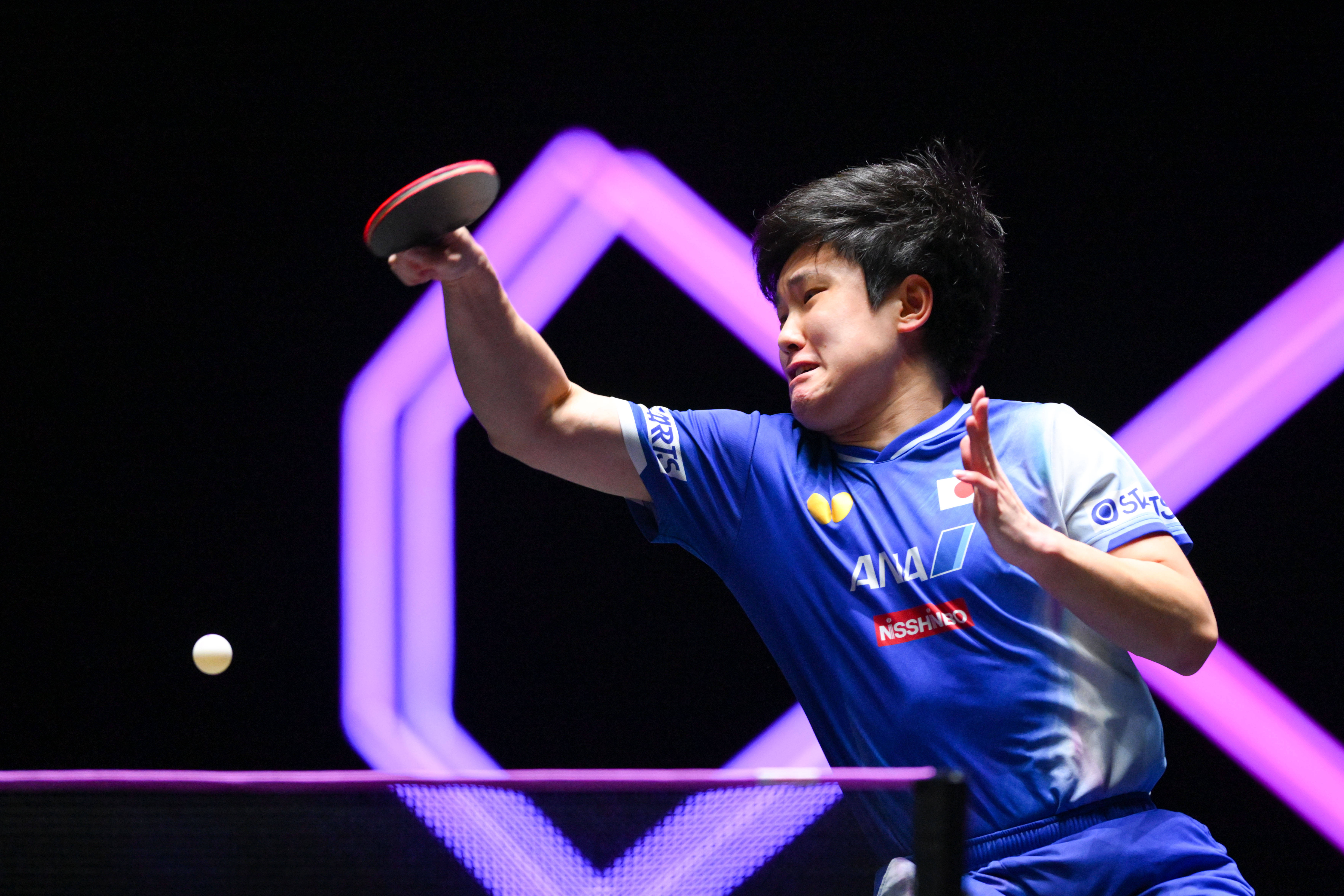 （体育）乒乓球——WTT澳门冠军赛：薛飞淘汰张本智和 晋级男单16强