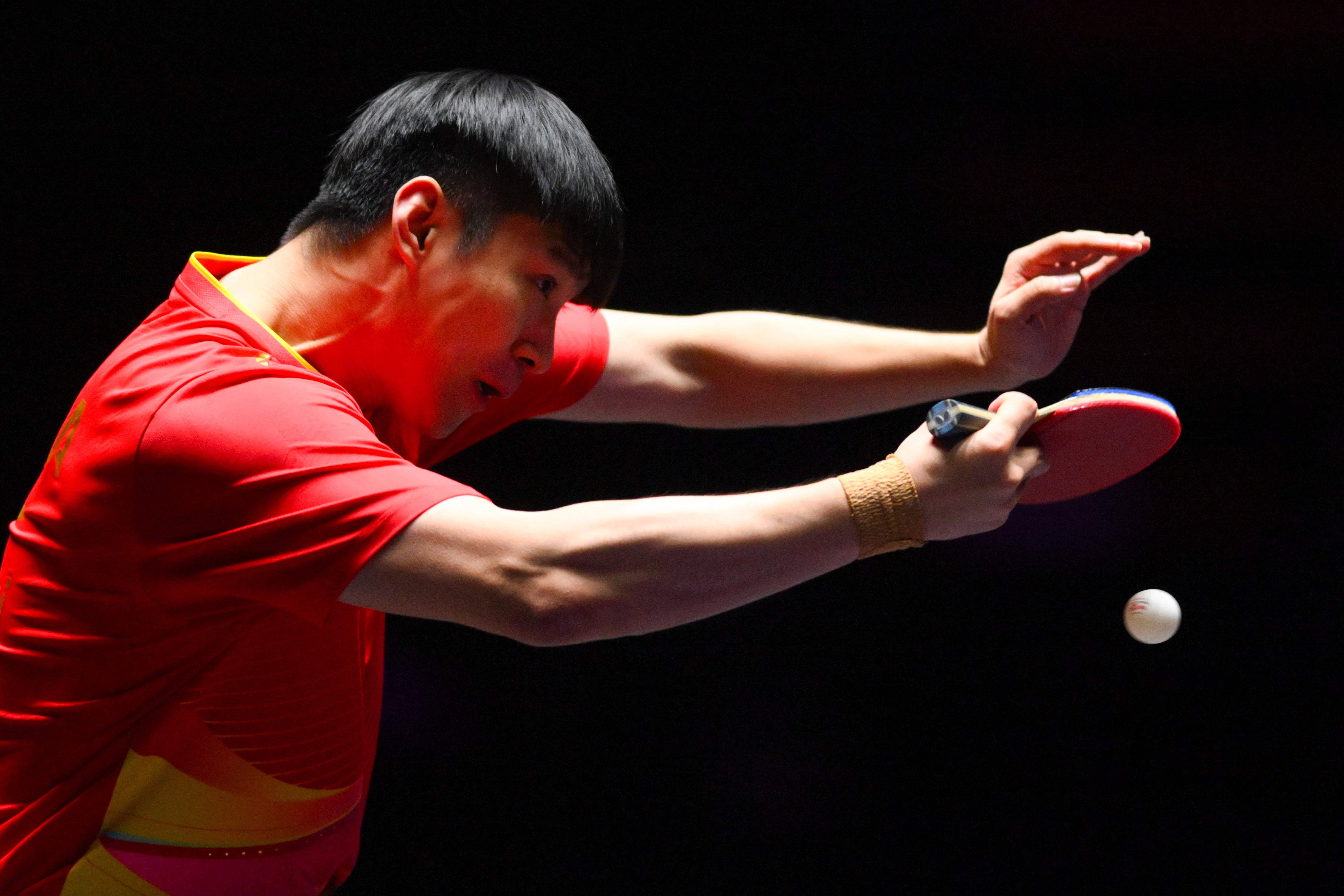 （体育）乒乓球——WTT澳门冠军赛：薛飞淘汰张本智和 晋级男单16强