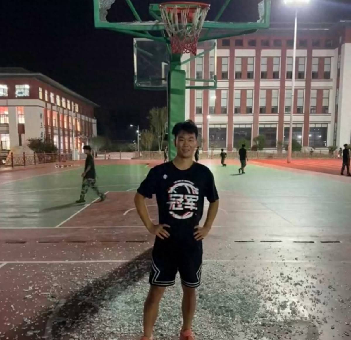 郑州178厘米大学生扣碎篮板<strong></p>
<p>tp钱包安全吗</strong>，校方：说明弹跳力好！学校出资购买新篮板，已安装好