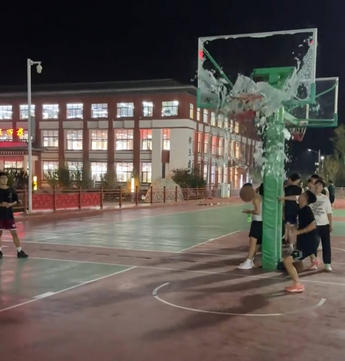 郑州178厘米大学生扣碎篮板<strong></p>
<p>tp钱包安全吗</strong>，校方：说明弹跳力好！学校出资购买新篮板，已安装好