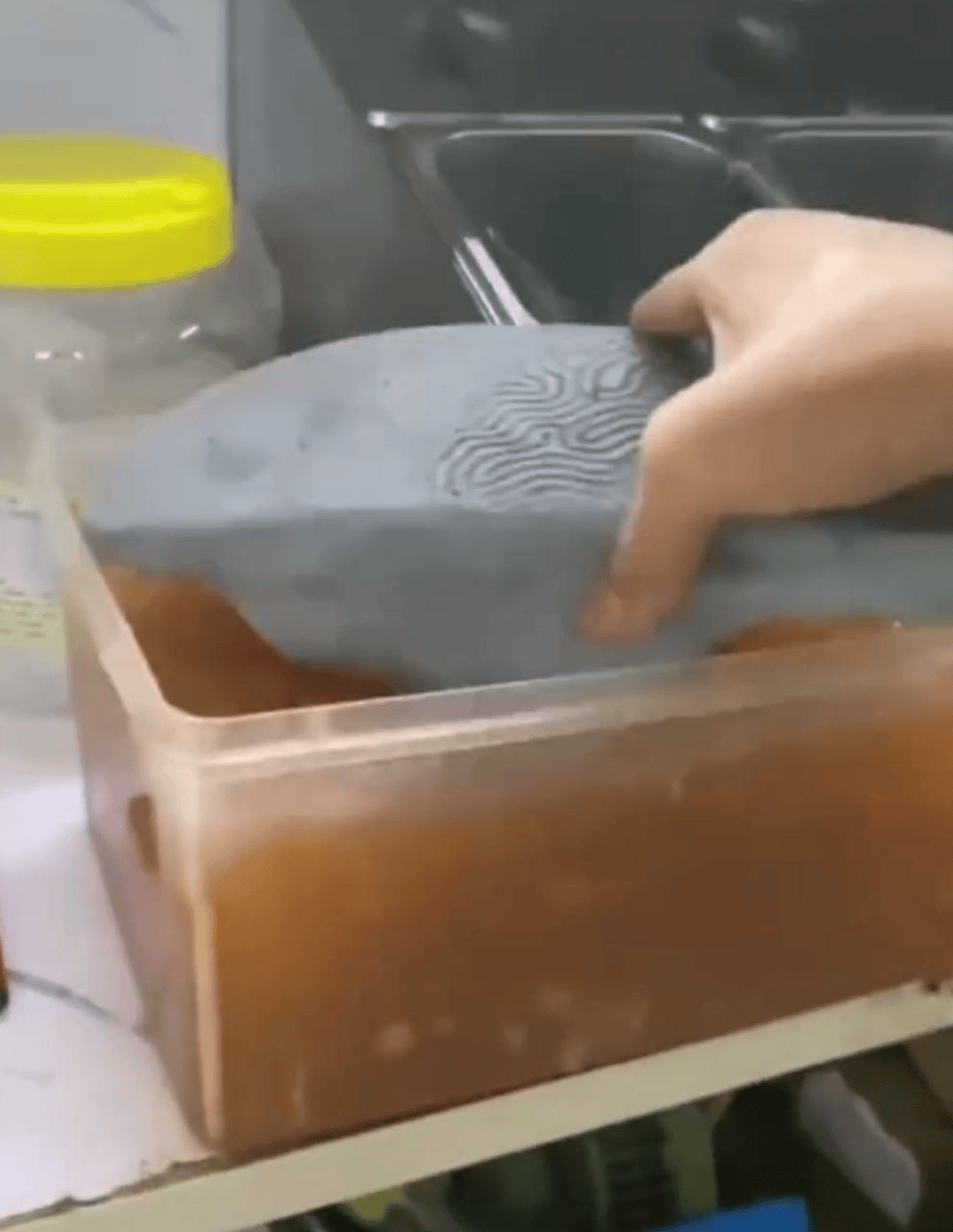 深圳一奶茶店员工脱下拖鞋放进小料盆，店长称其第一天上班已被警方带走 “贡茶总部”否认是加盟店