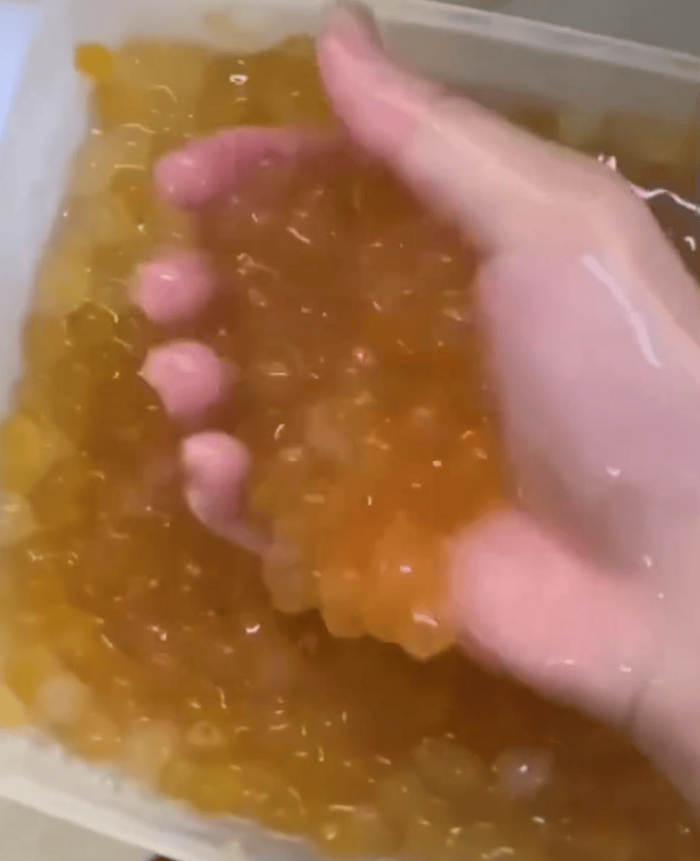 深圳一奶茶店员工脱下拖鞋放进小料盆<strong></p>
<p>tp钱包官方网站</strong>，店长称其第一天上班已被警方带走 “贡茶总部”否认是加盟店