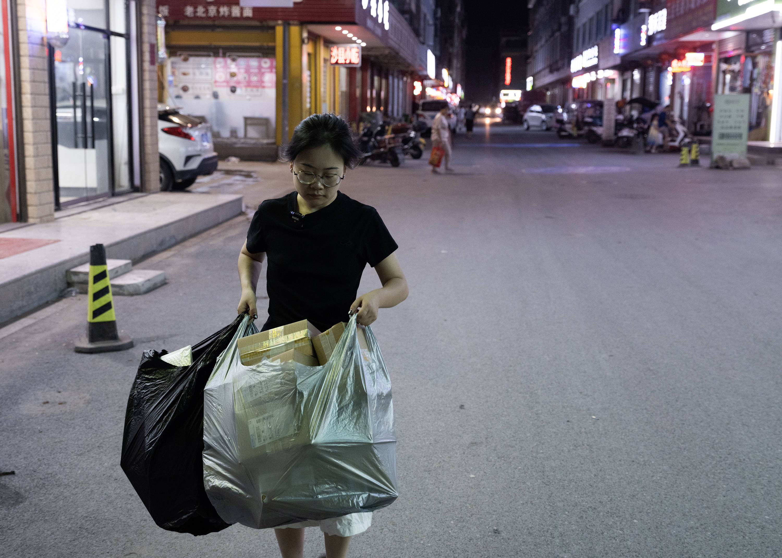 她裸辞带2万到义乌 卖玩偶衣服日入千元