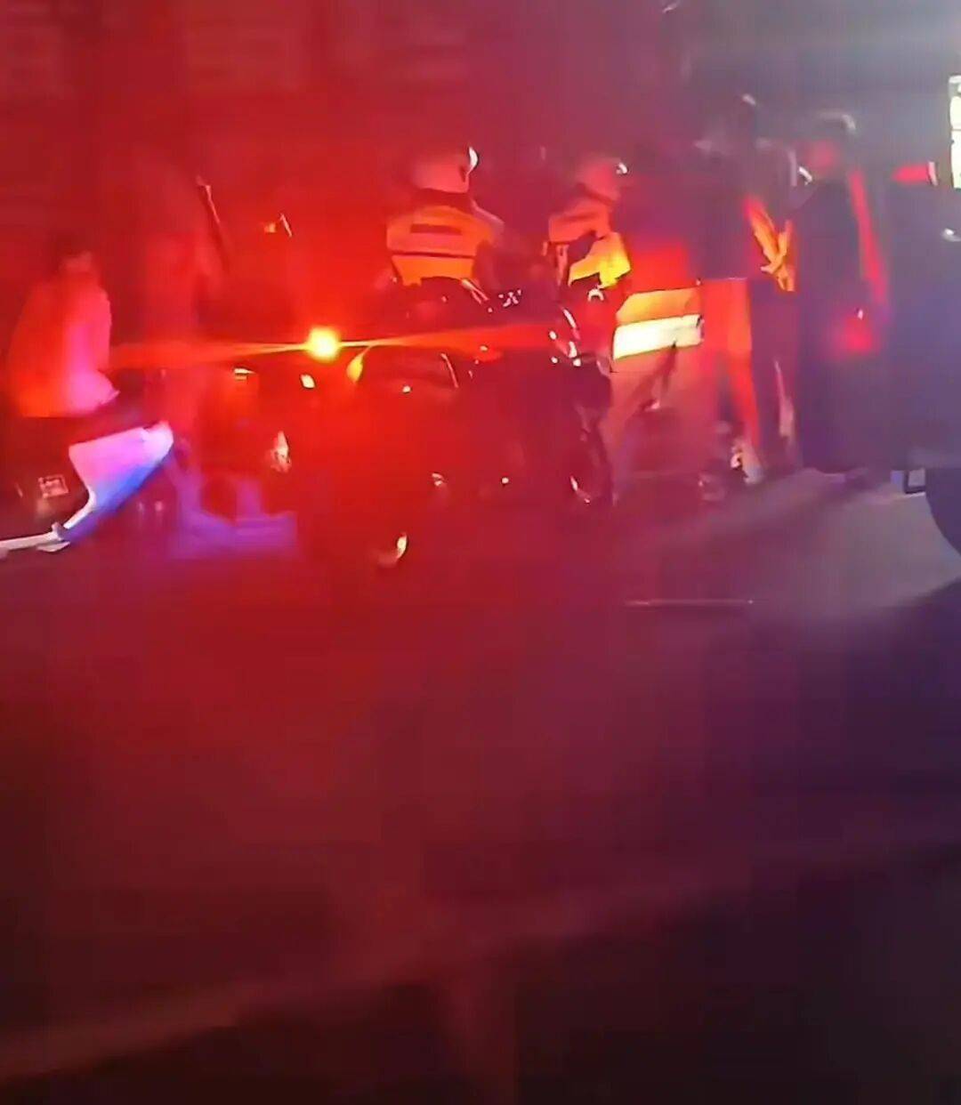 赣州警方通报“一餐饮店深夜多人打架斗殴”：2人酒后与邻桌发生冲突<strong></p>
<p>tp钱包app下载安装</strong>，用酒瓶砸伤对方，并取刀致对方轻伤，涉案人员已被采取强制措施