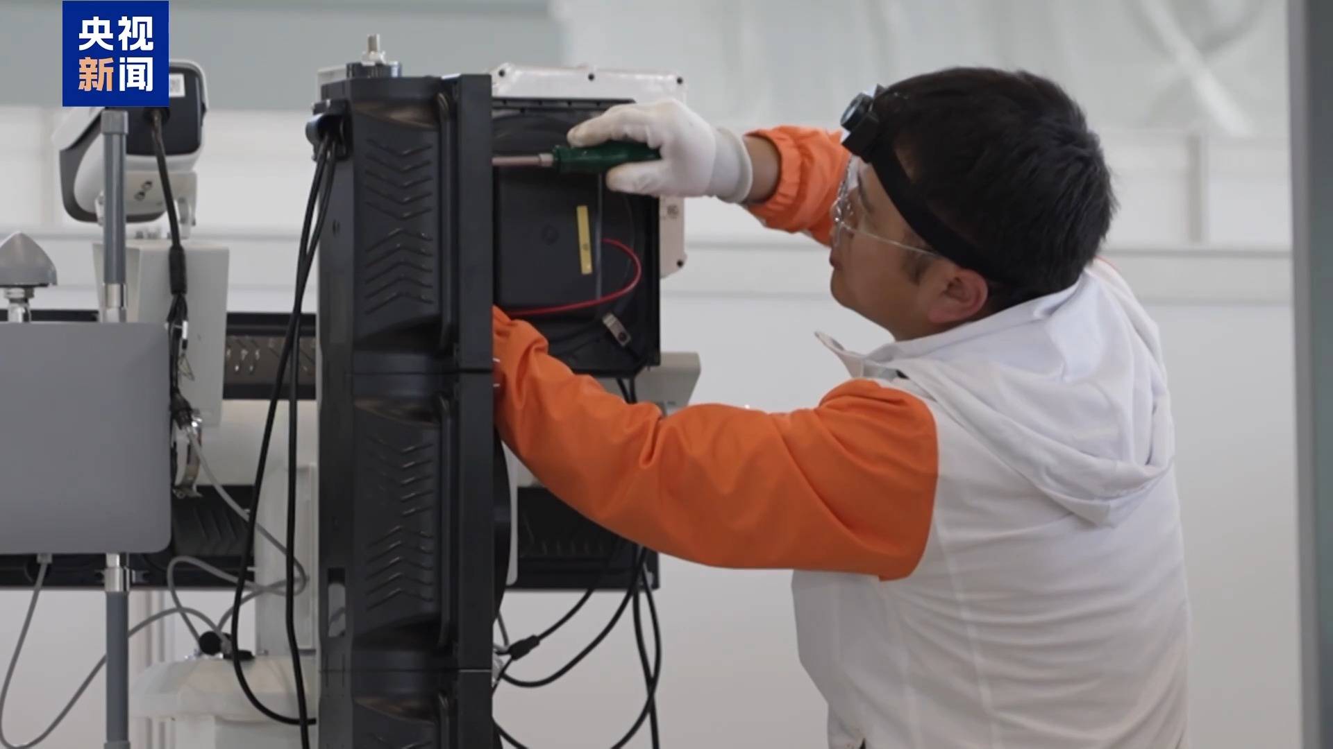 全国技能大赛炫“科技范儿” 机器人“管家”现场上岗