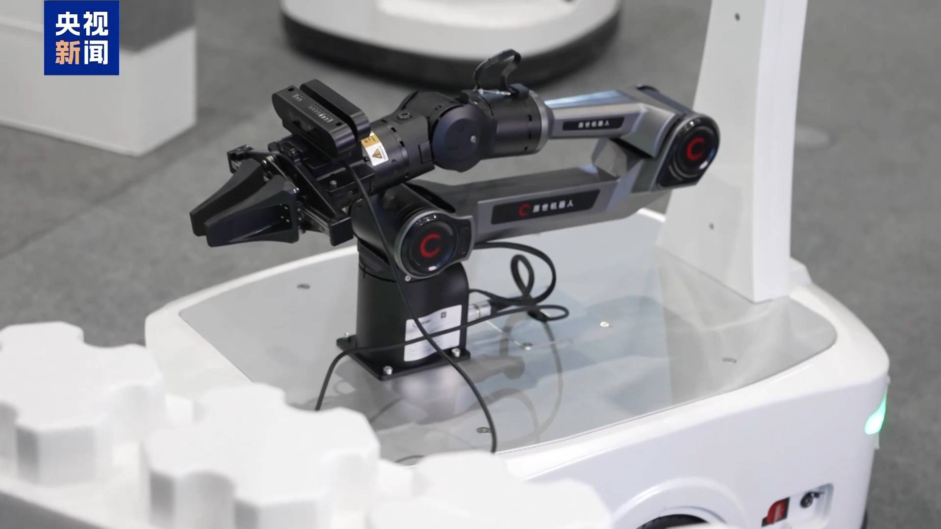 全国技能大赛炫“科技范儿” 机器人“管家”现场上岗