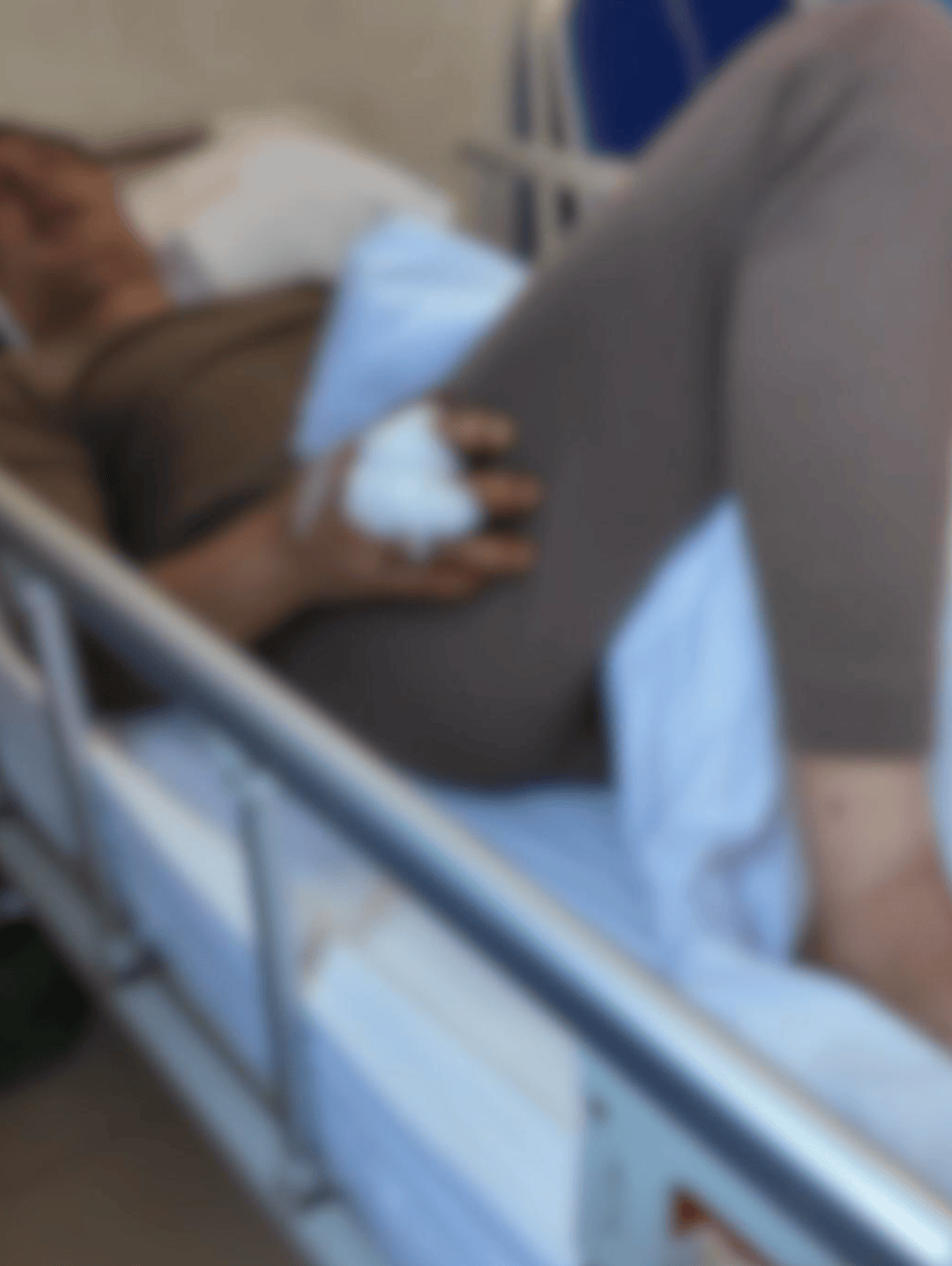 重庆男子上山采菌正面遇黑熊袭击，当事人：小腿被咬，穿的水鞋救了我一命；遭一掌打下山坡后险坠山崖幸被树枝拦住，醒后找到手机求救