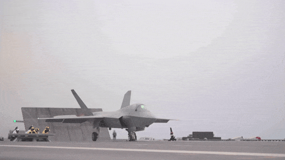 美国成了笑话：歼-35成人类首款电磁弹射五代机<strong></p>
<p>trx</strong>，美军在干啥？