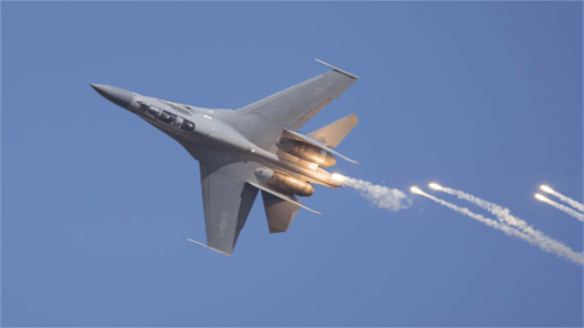 过于落后可以展示?歼20大方展示<strong></p>
<p>trx</strong>,“野兽模式”强压F35一头