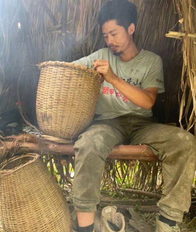 90后杨东东夺得荒野求生挑战赛冠军，每顿饭都会吃点老鼠，获10万奖金，比赛前后对比照曝光