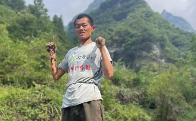 90后杨东东夺得荒野求生挑战赛冠军<strong></p>
<p>trx</strong>,每顿饭都会吃点老鼠,获10万奖金,比赛前后对比照曝光