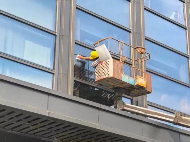 北京一座大厦楼下躺了14只鸟<strong></p>
<p>TRX币</strong>，12只已死亡！元凶竟是玻璃