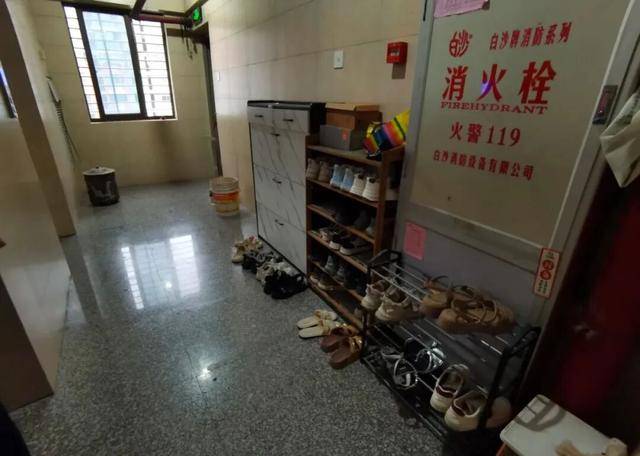 物业“不让门口放鞋子”<strong></p>
<p>TRX币</strong>，门口放鞋柜违法吗？