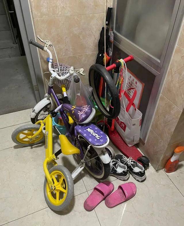 物业“不让门口放鞋子”<strong></p>
<p>TRX币</strong>，门口放鞋柜违法吗？