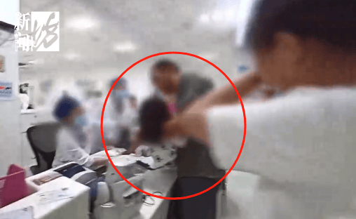 事发上海晚高峰！汹涌车流中<strong></p>
<p>usdt暴跌</strong>，一男子绝望跳车，直奔民警而去……