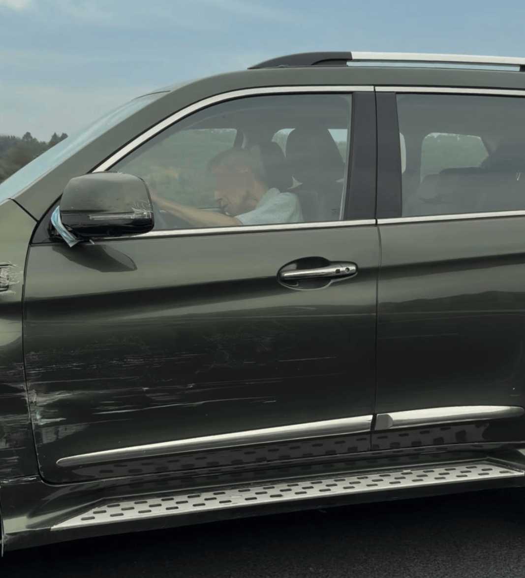 “司机像没意识了一样！”男子称SUV在高速上慢行、撞上石墩也不停，交警：司机目前无生命危险