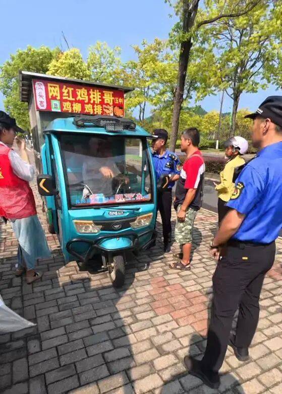 景德镇出现“冒牌鸡排哥”，目击者称其连人带车被劝返，官方回应