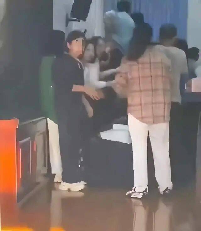 家长们跪成一排<strong></p>
<p>usdt钱包官方下载</strong>,学生蒙眼从背上踩过?教育局回应河南一中学举办活动引热议:正调查处理