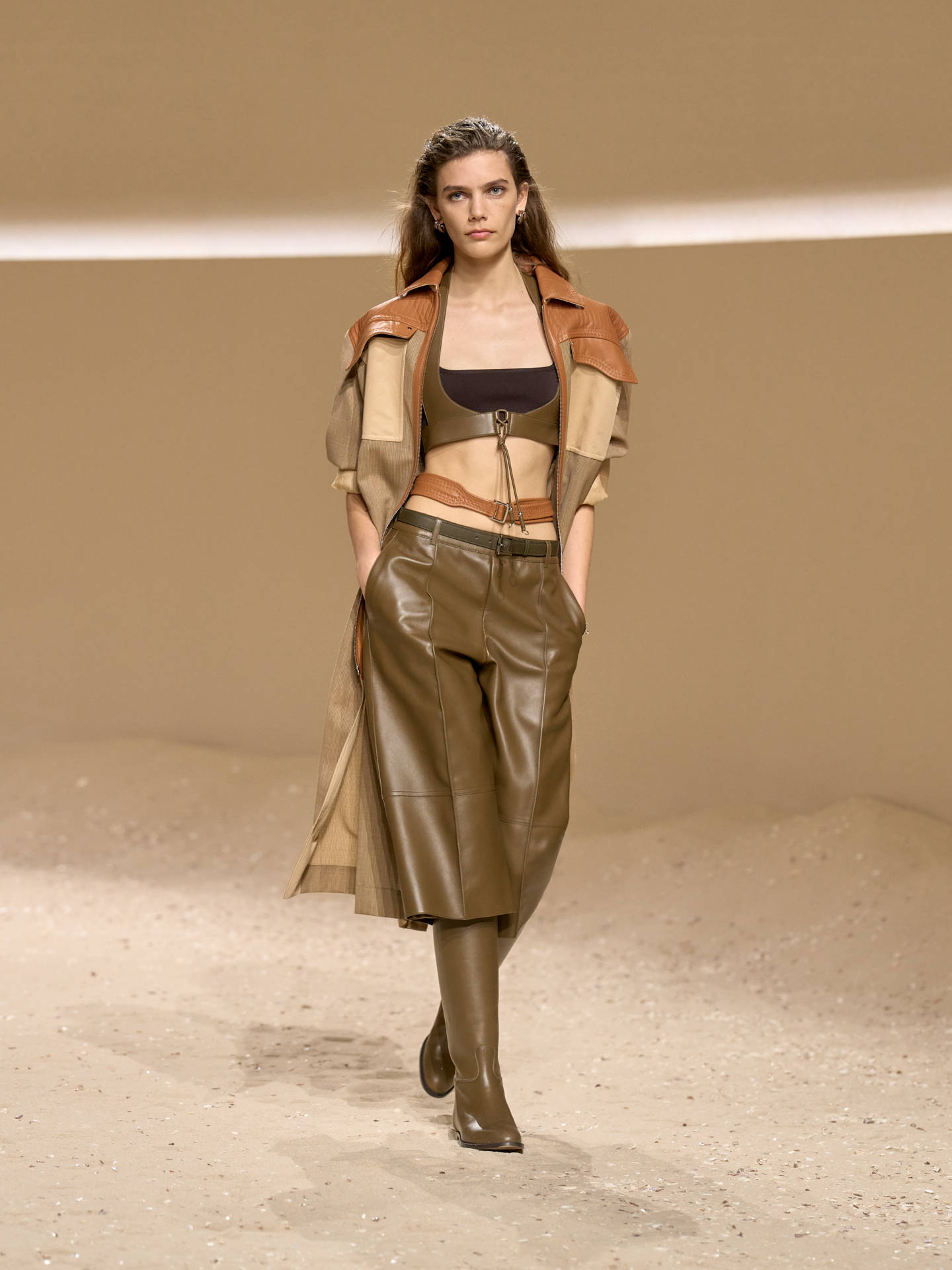 爱马仕秀场变沙滩<strong></p>
<p>usdt钱包官方下载</strong>，丝巾变上衣、亮色包袋注入新活力！