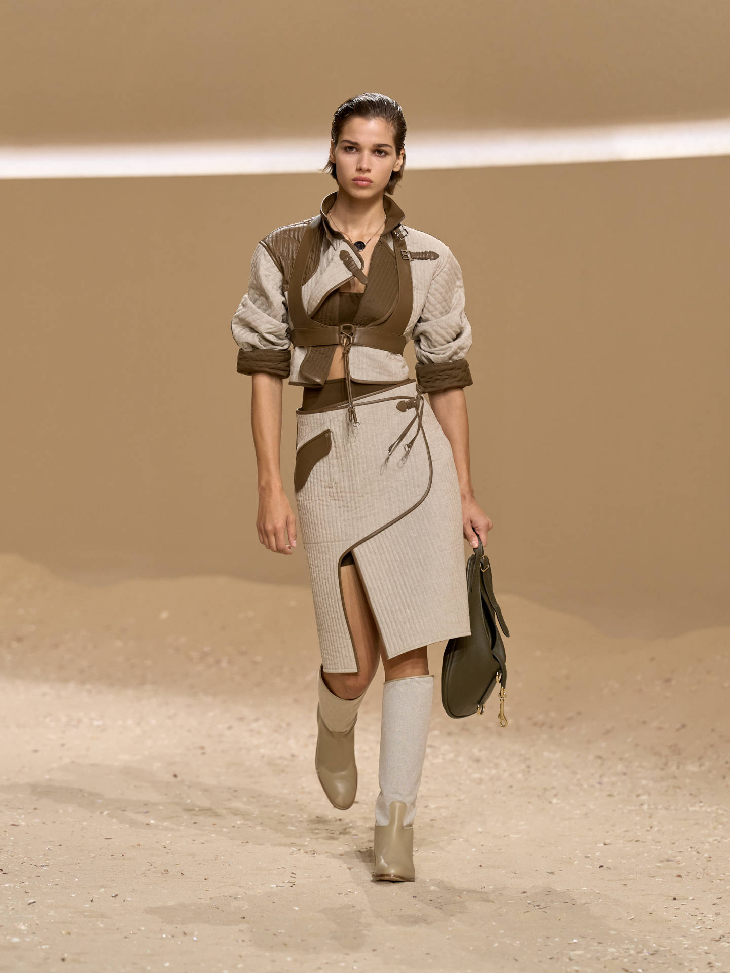 爱马仕秀场变沙滩<strong></p>
<p>usdt钱包官方下载</strong>，丝巾变上衣、亮色包袋注入新活力！