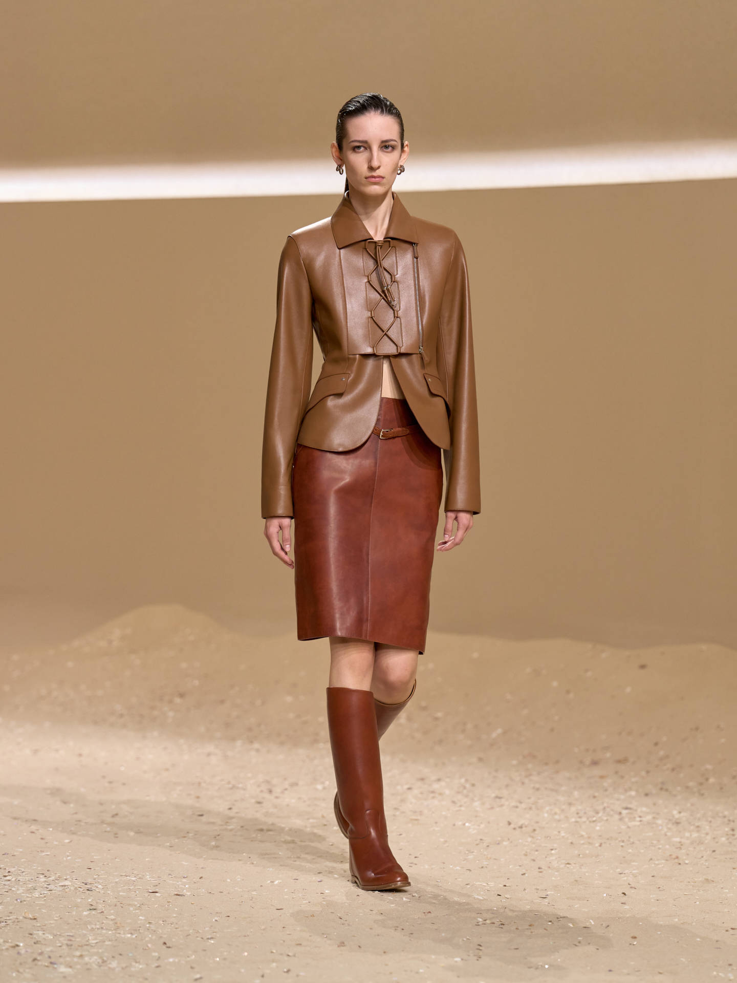 爱马仕秀场变沙滩<strong></p>
<p>usdt钱包官方下载</strong>，丝巾变上衣、亮色包袋注入新活力！