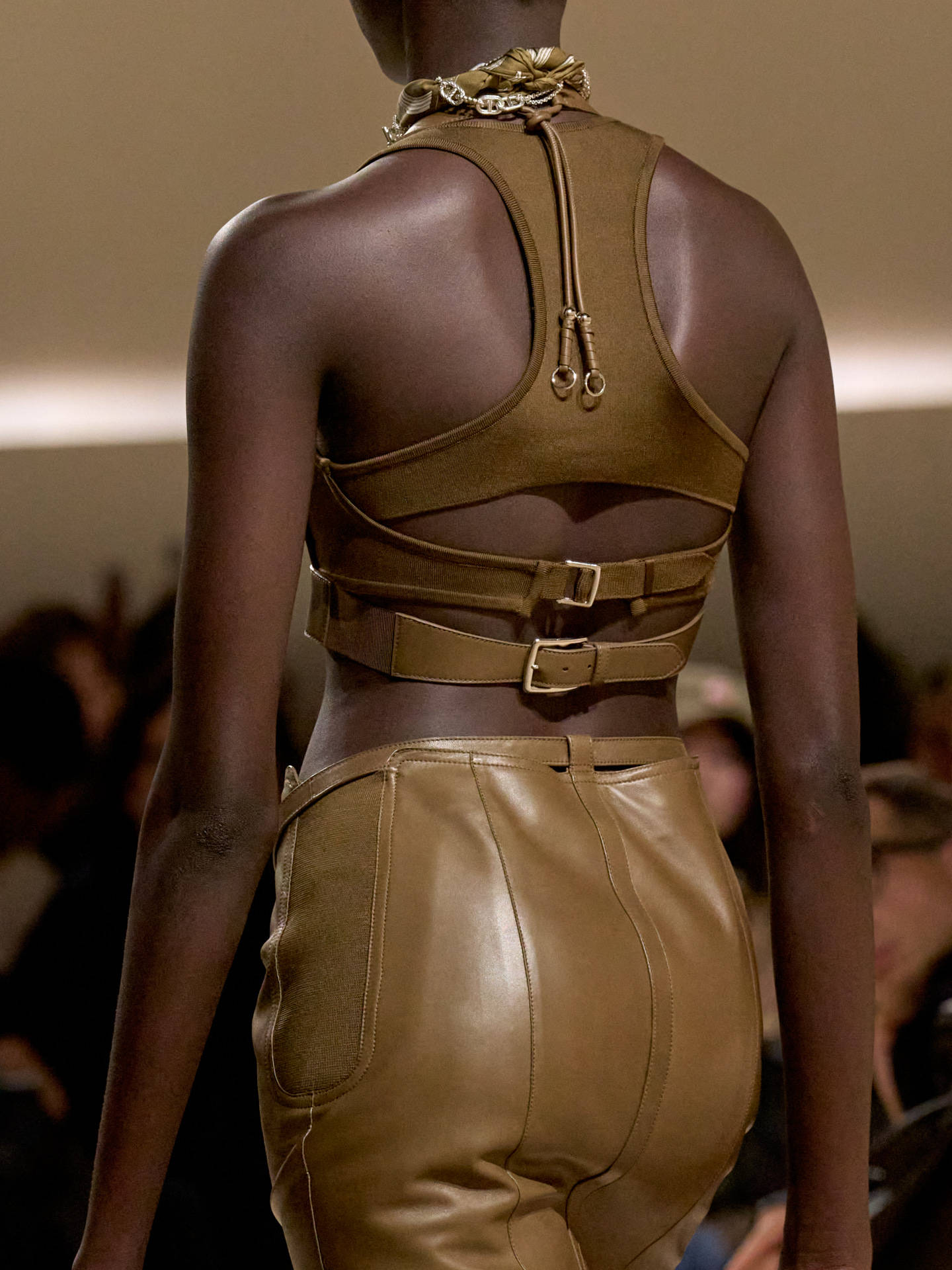 爱马仕秀场变沙滩<strong></p>
<p>usdt钱包官方下载</strong>，丝巾变上衣、亮色包袋注入新活力！