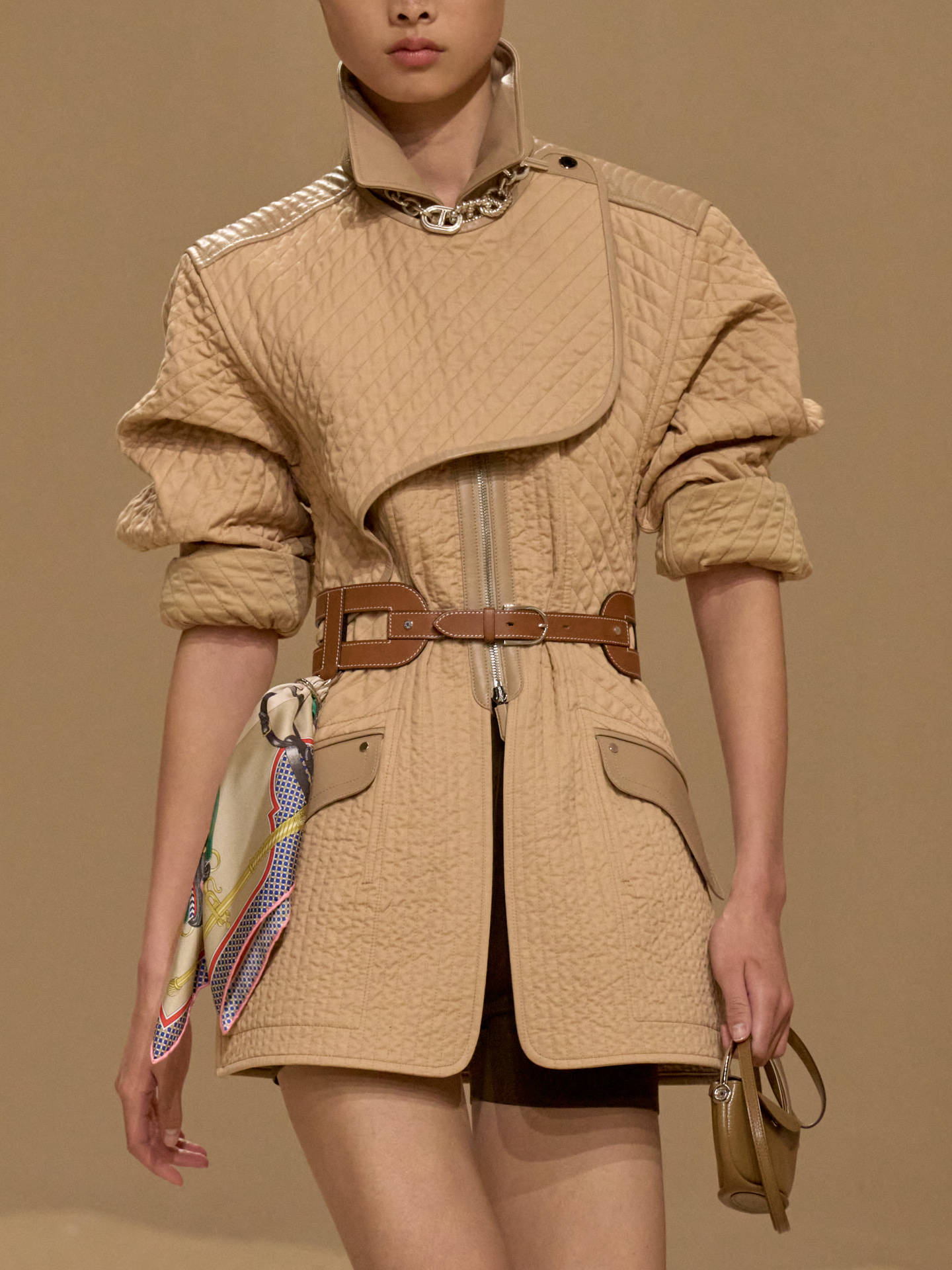 爱马仕秀场变沙滩<strong></p>
<p>usdt钱包官方下载</strong>，丝巾变上衣、亮色包袋注入新活力！