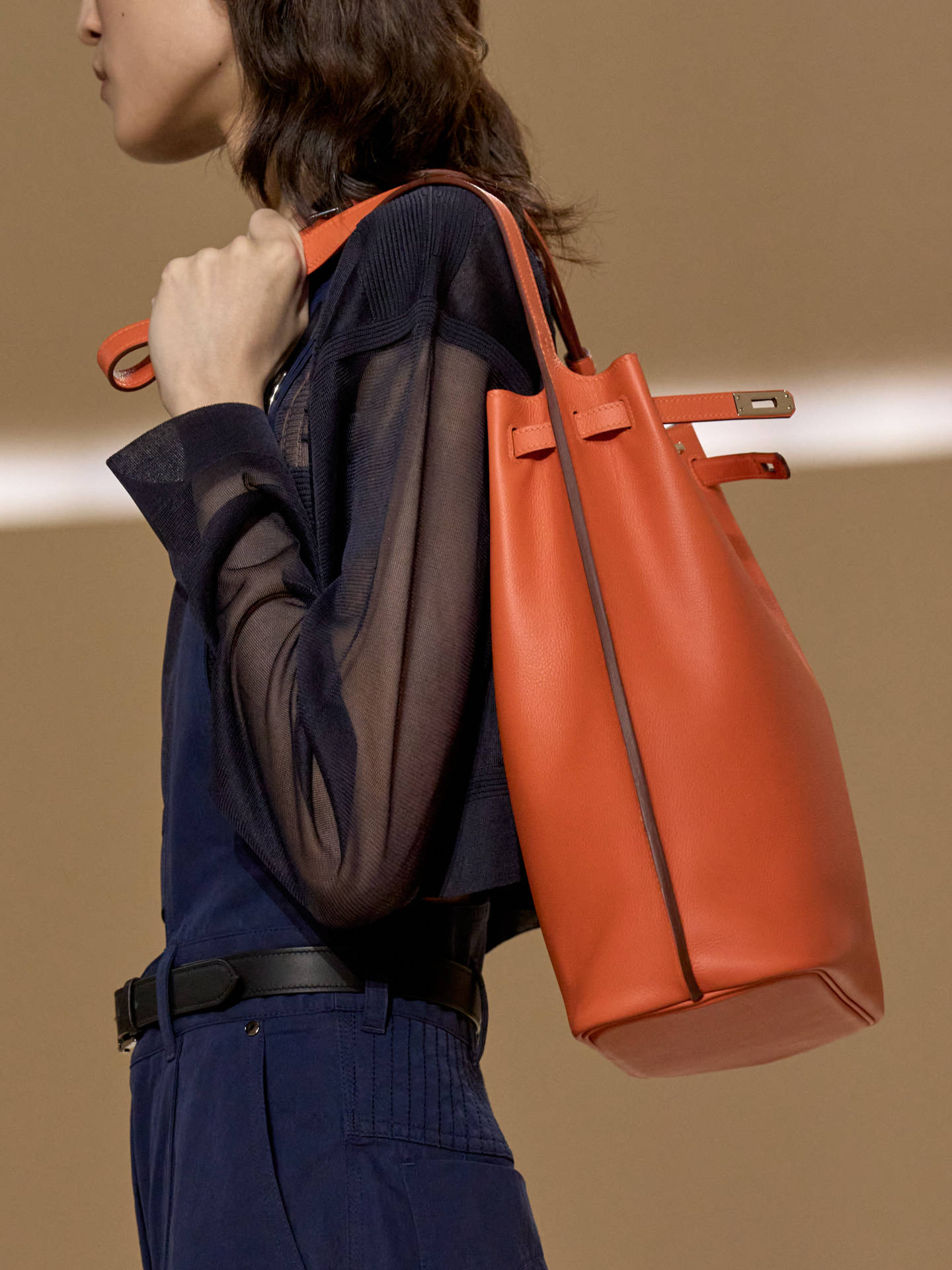 爱马仕秀场变沙滩<strong></p>
<p>usdt钱包官方下载</strong>，丝巾变上衣、亮色包袋注入新活力！