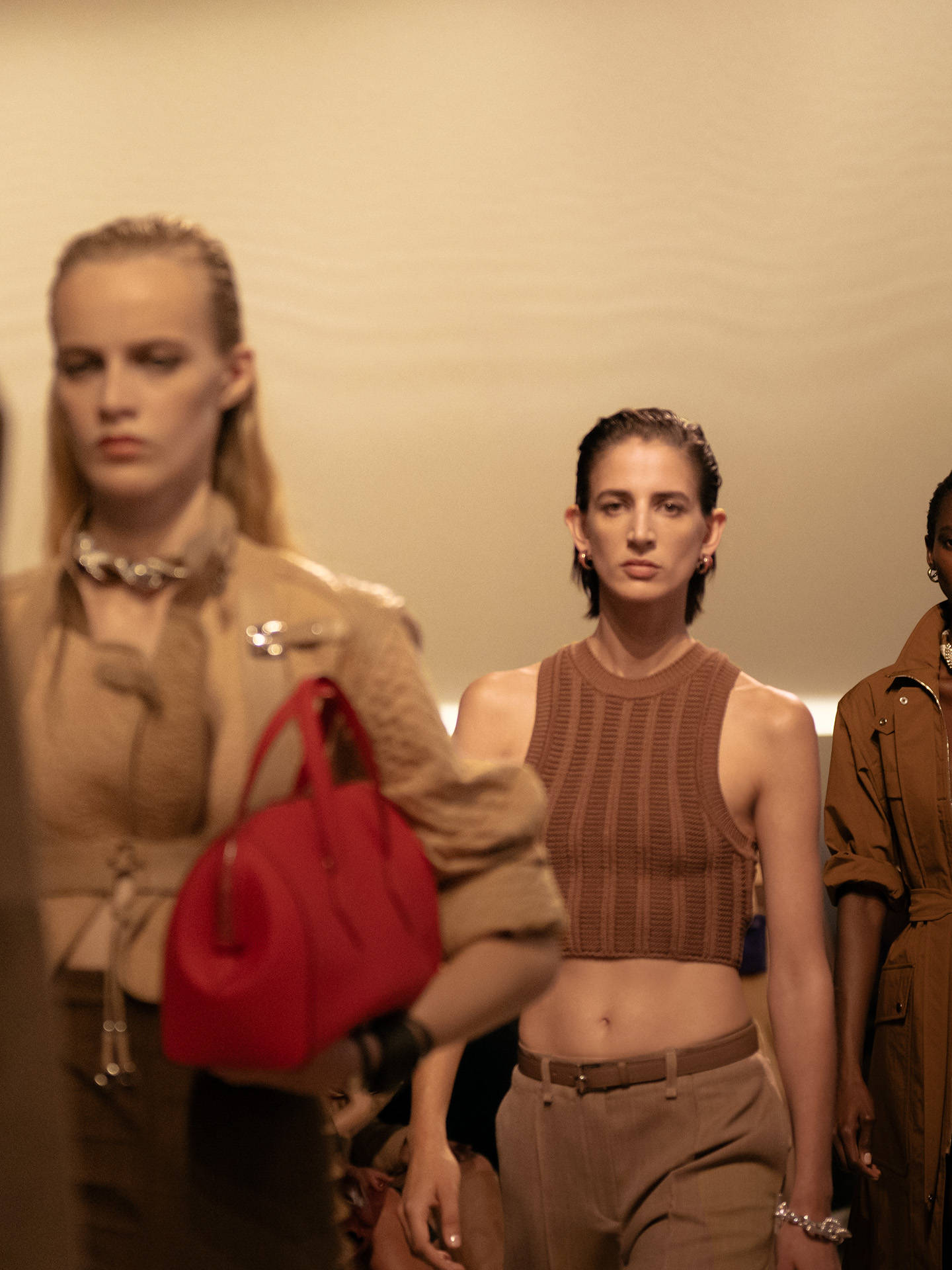 爱马仕秀场变沙滩<strong></p>
<p>usdt钱包官方下载</strong>，丝巾变上衣、亮色包袋注入新活力！