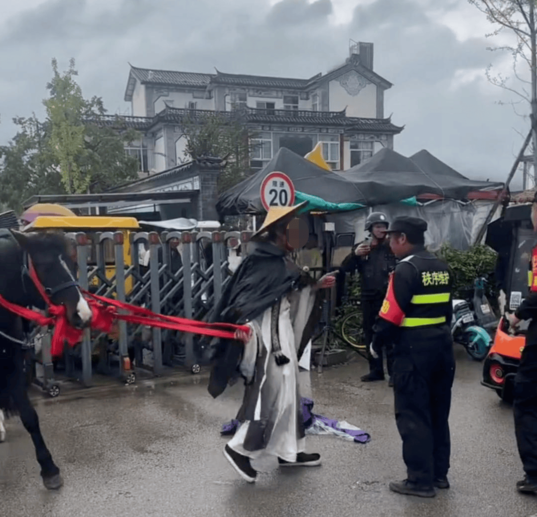 男子骑马在大理洱海廊道与保安起冲突 当地政府：廊道禁止机动车和马匹入内