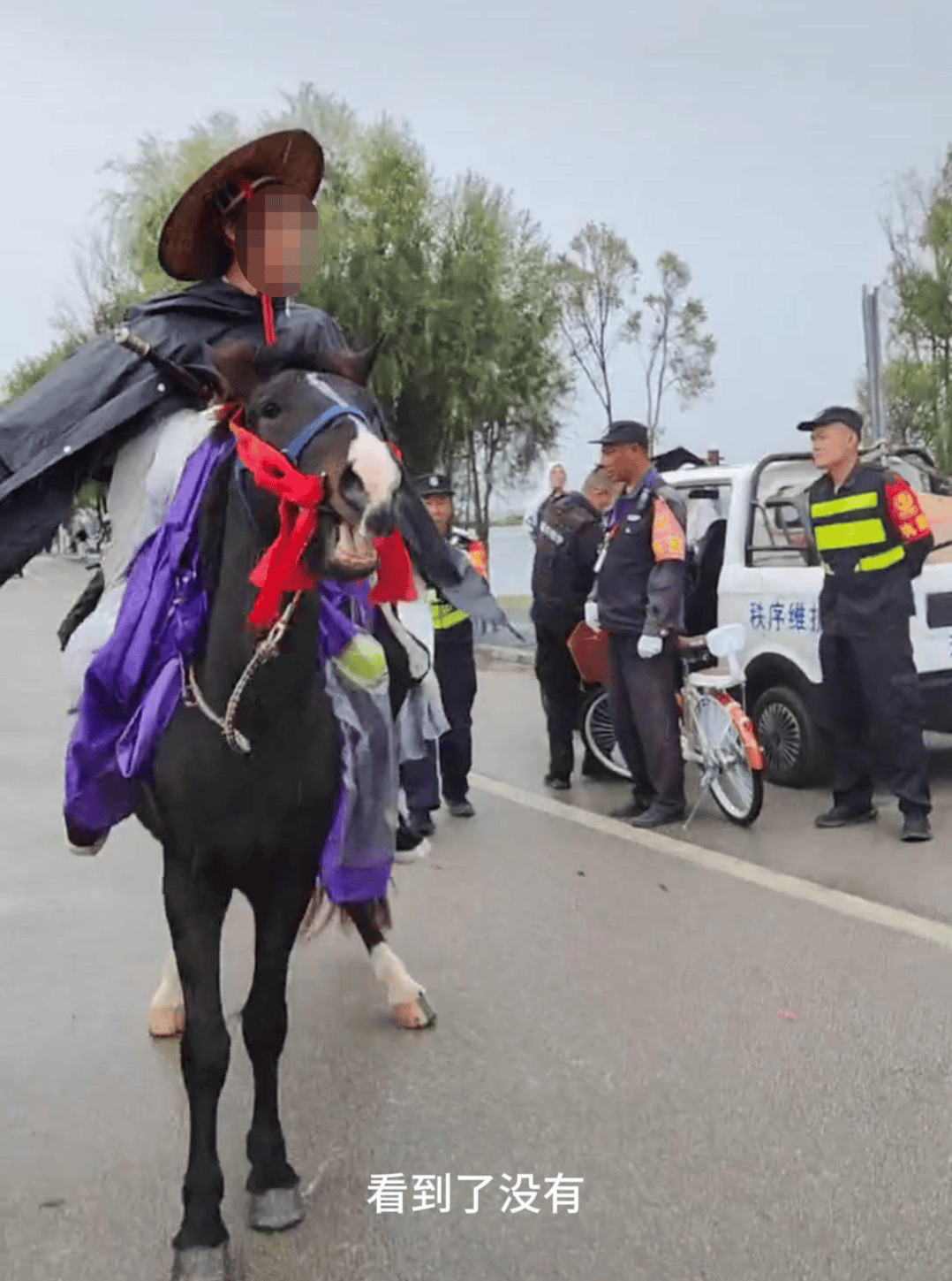 男子骑马在大理洱海廊道与保安起冲突 当地政府：廊道禁止机动车和马匹入内