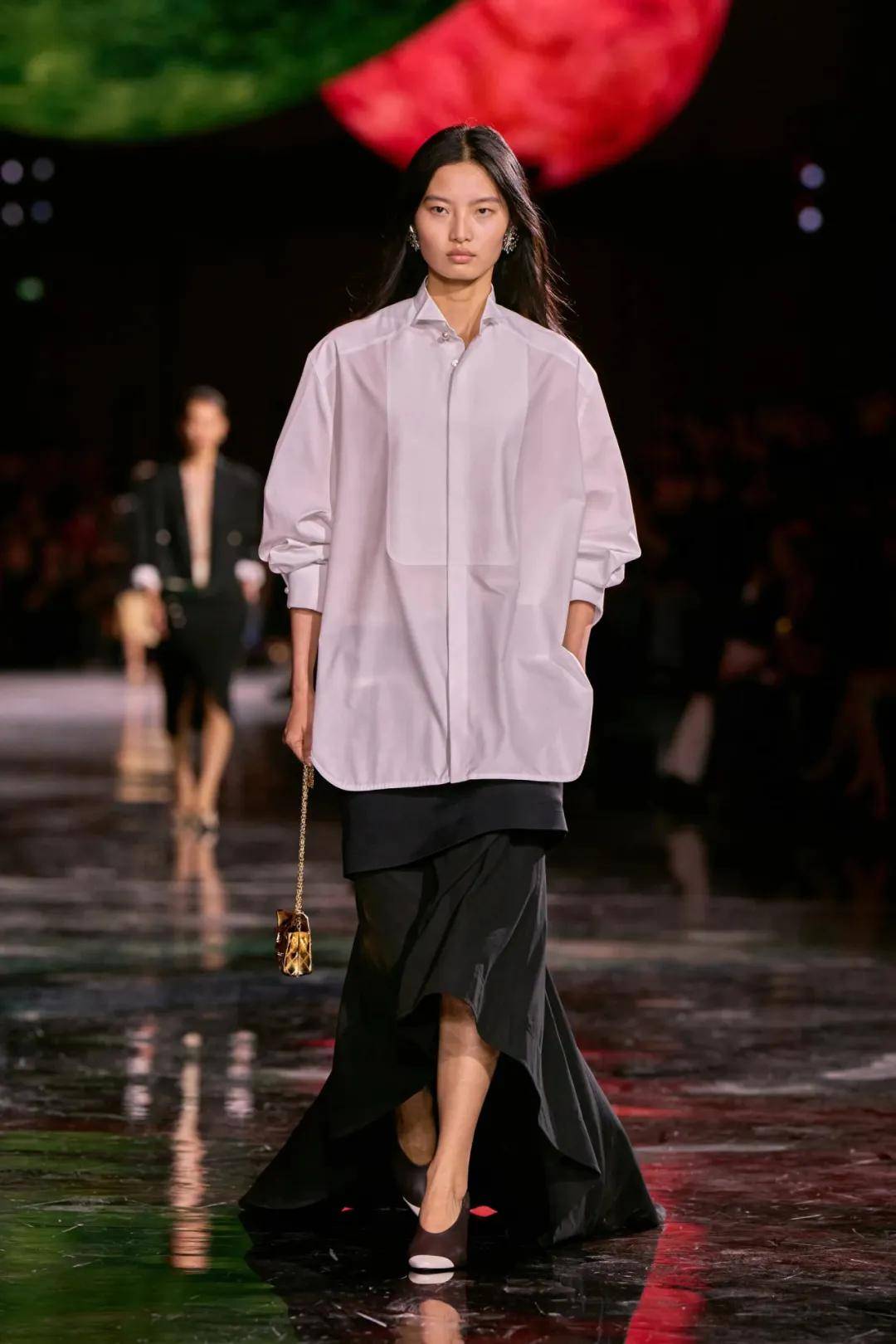 周迅、窦靖童、刘雯、井柏然同框围观香奈儿的新秘密