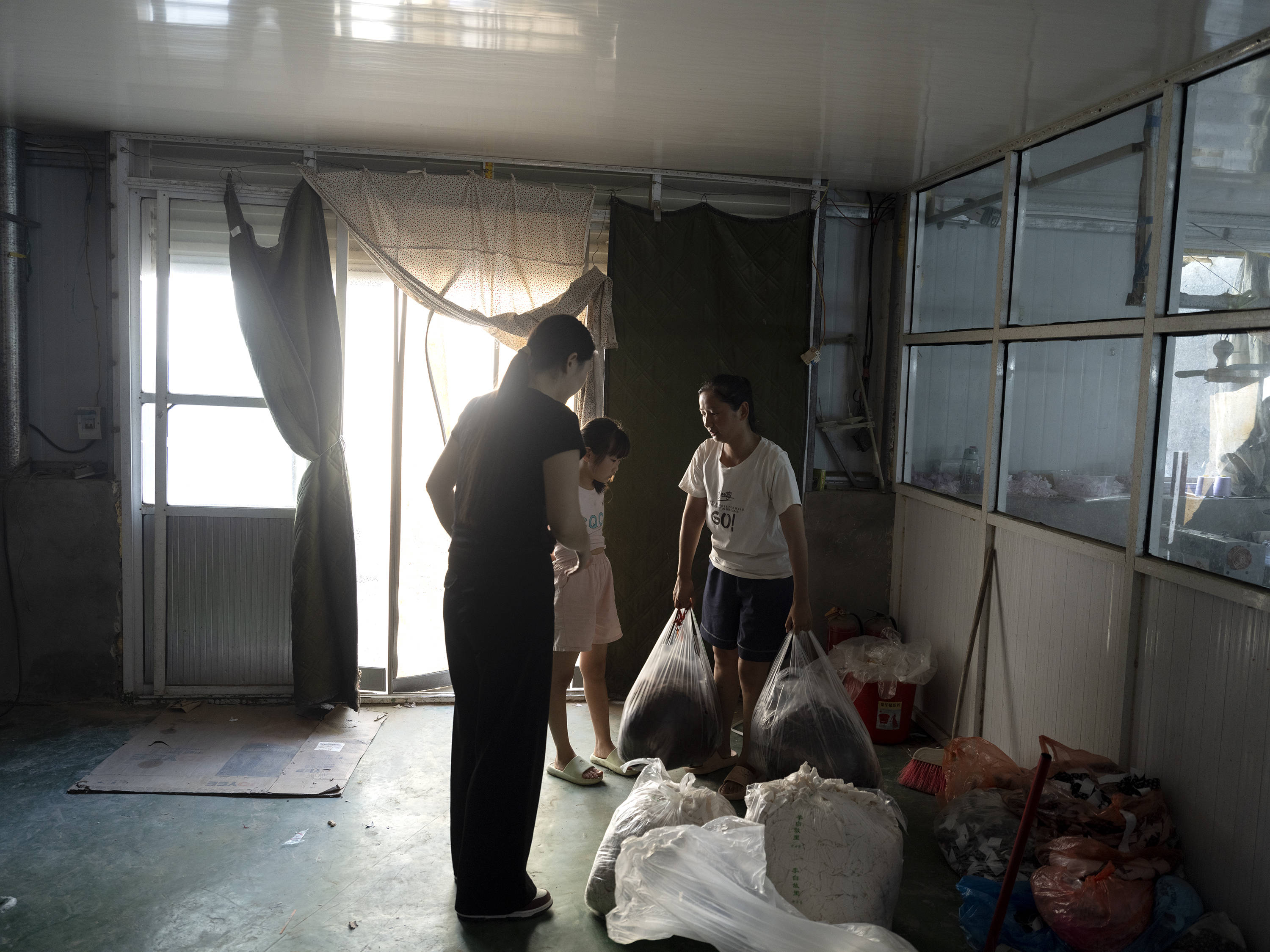 农村宝妈为潮牌玩偶做衣服 月还2千房贷