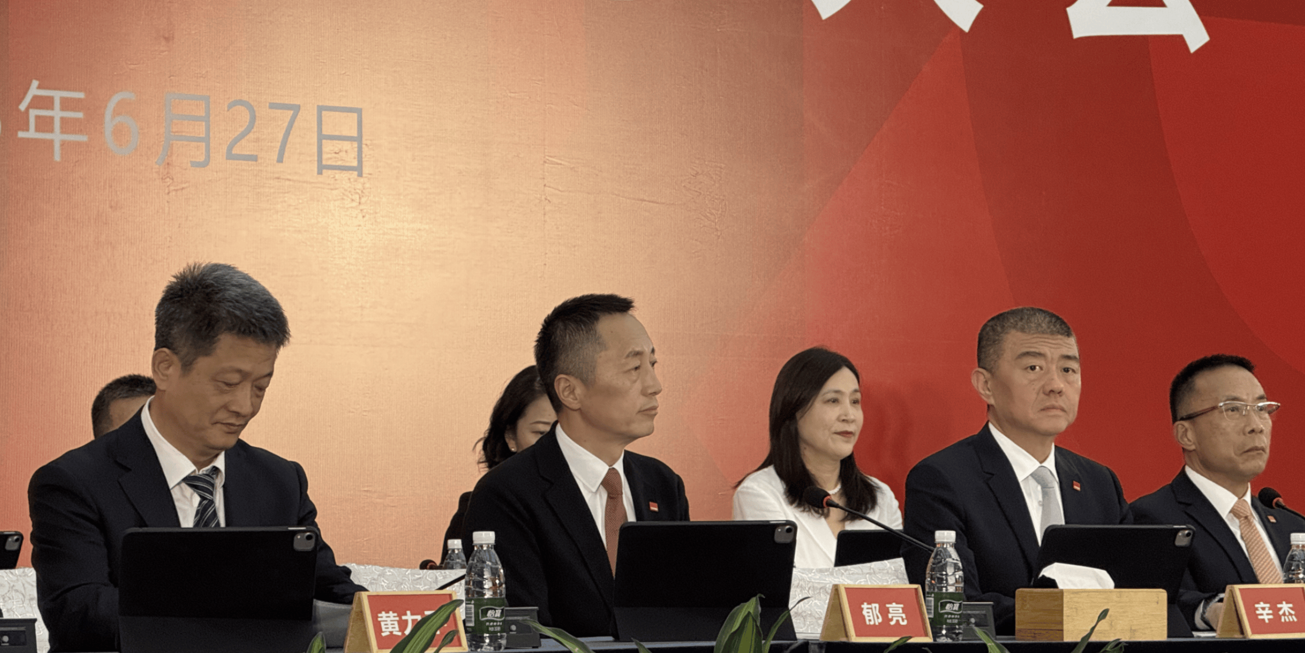 万科董事长辛杰辞职！年薪0元、原定明年退休，曾多次代表深铁力挺万科