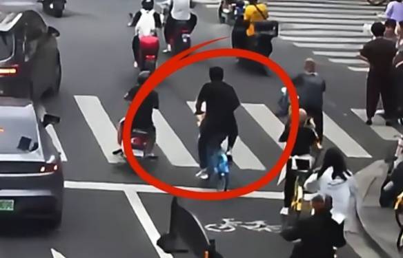 看着都疼<strong></p>
<p>usdt价格</strong>！上海街头一男子突然求助：10岁女儿被死死卡住！这个行为太危险→