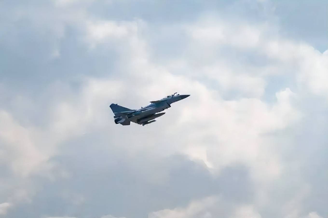 中国歼-10C机群飞越红海<strong></p>
<p>usdt官网</strong>，西方雷达竟毫无反应！印尼马上宣布采购42架