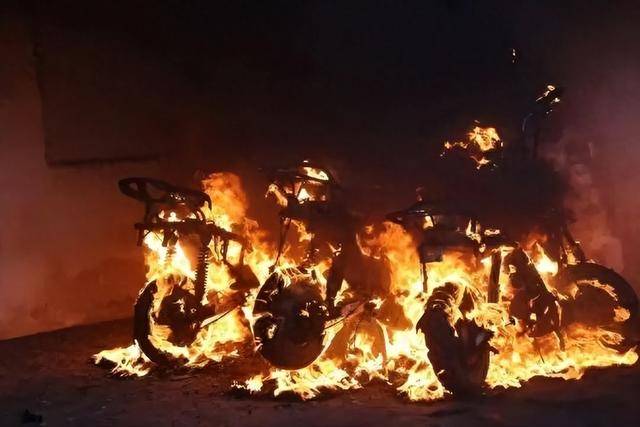 仅仅30秒，男子全身烧伤90%！别再这样充电！