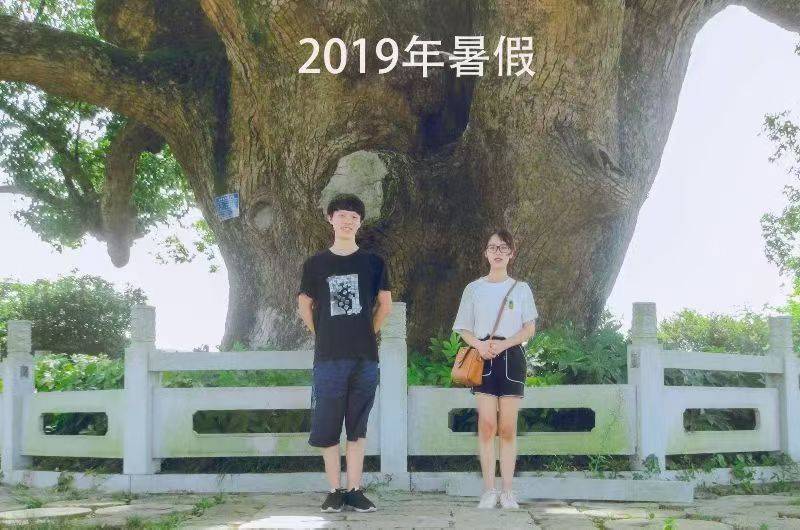 岳阳情侣连续9年在家乡千年古樟树下合影<strong></p>
<p>usdt官网</strong>，今年国庆终修正果：希望爱情像古树一样长久