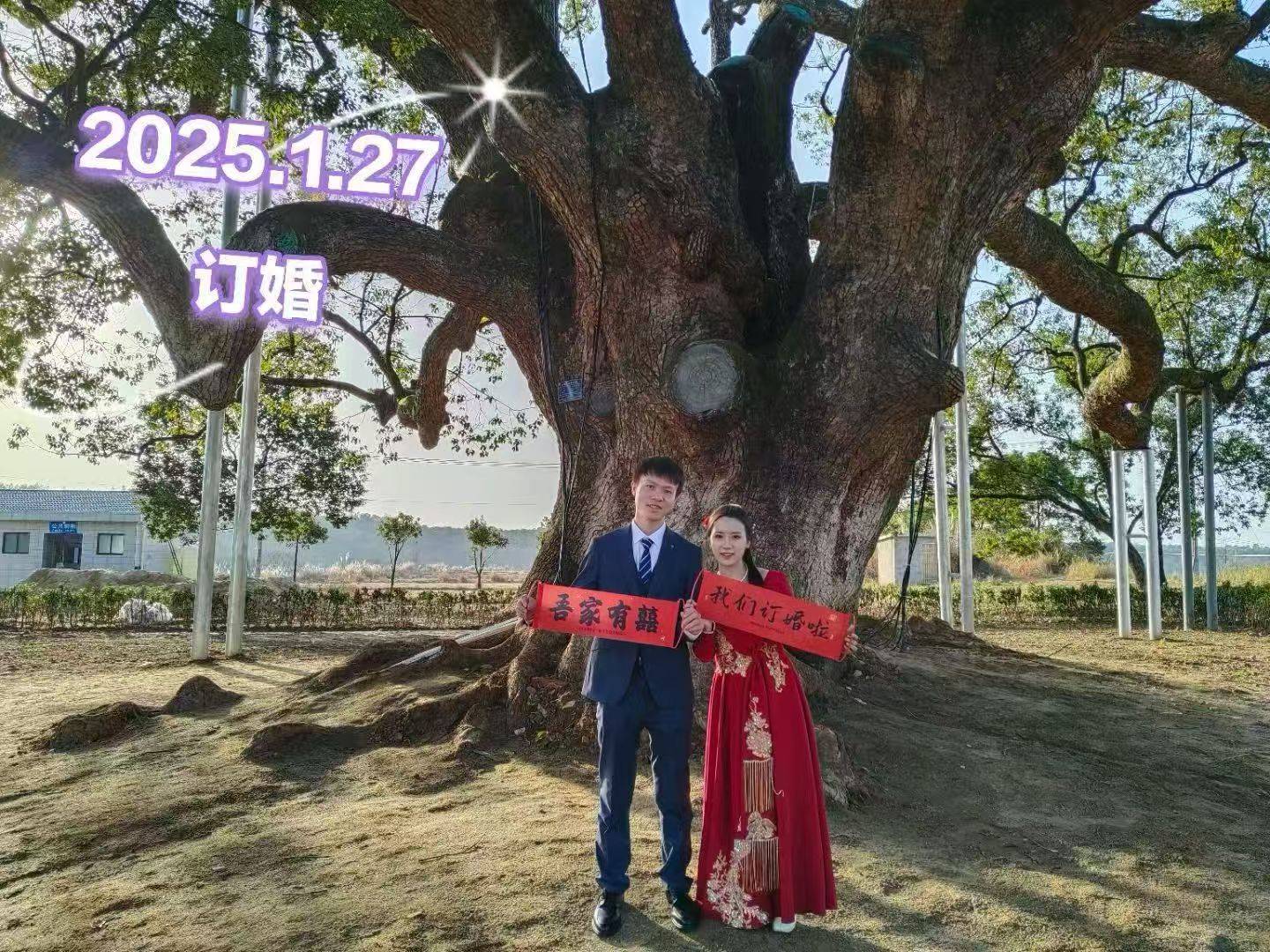 岳阳情侣连续9年在家乡千年古樟树下合影<strong></p>
<p>usdt官网</strong>，今年国庆终修正果：希望爱情像古树一样长久